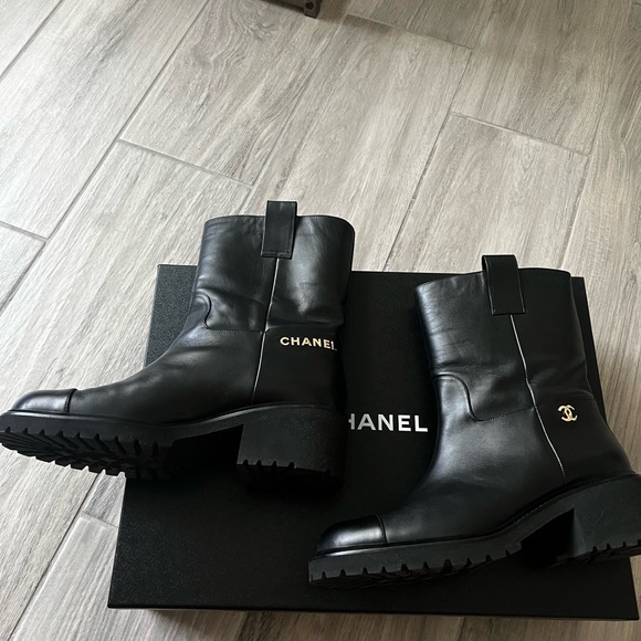 Chanel calfskin bootie in size 42 or 12. New never worn - Picture 4 of 7